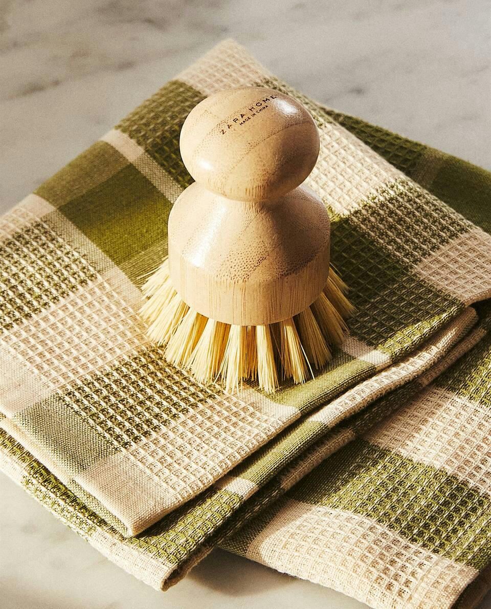 SMALL WOODEN BRUSH