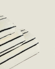 TOWEL WITH IRREGULAR STRIPE DETAIL